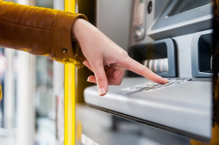 Có thể rút hết tiền trong thẻ ATM được không? Cách rút như thế nào?