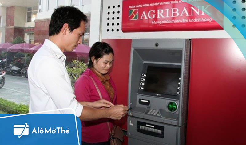 Khách hàng lần đầu sử dụng sẽ được hỗ trợ hướng dẫn cách rút tiền ATM Agribank
