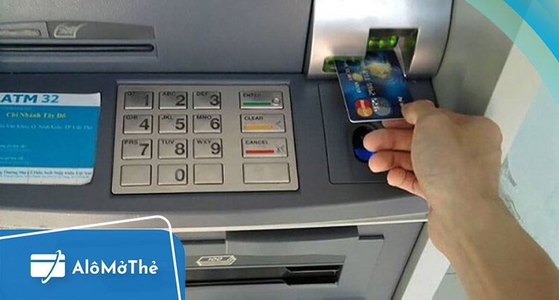 Rút tiền mặt tại cây ATM có chữ Visa hoặc Mastercard